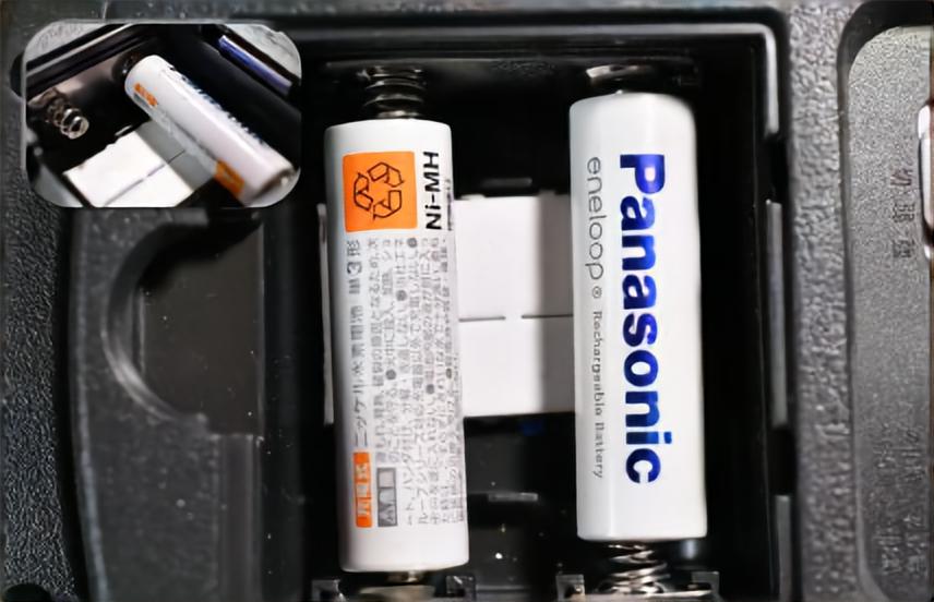 単2電池ボックスの厚紙の上に単3電池を乗せた状態