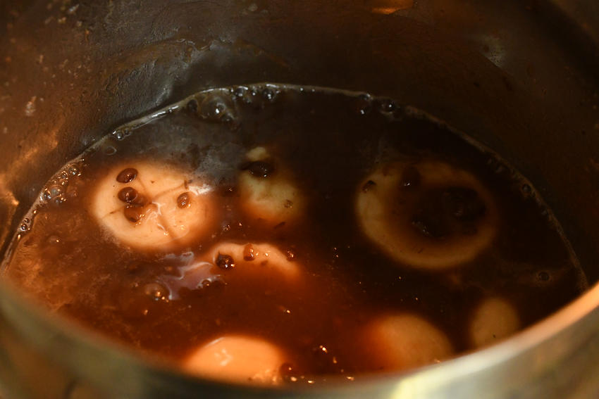 粒あんを水で溶かした鍋に入った、丸もち