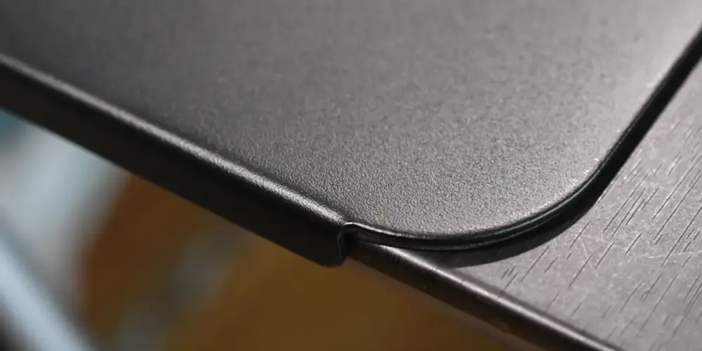 Pholiten社のモニターアーム補強プレートのテーブル設置写真